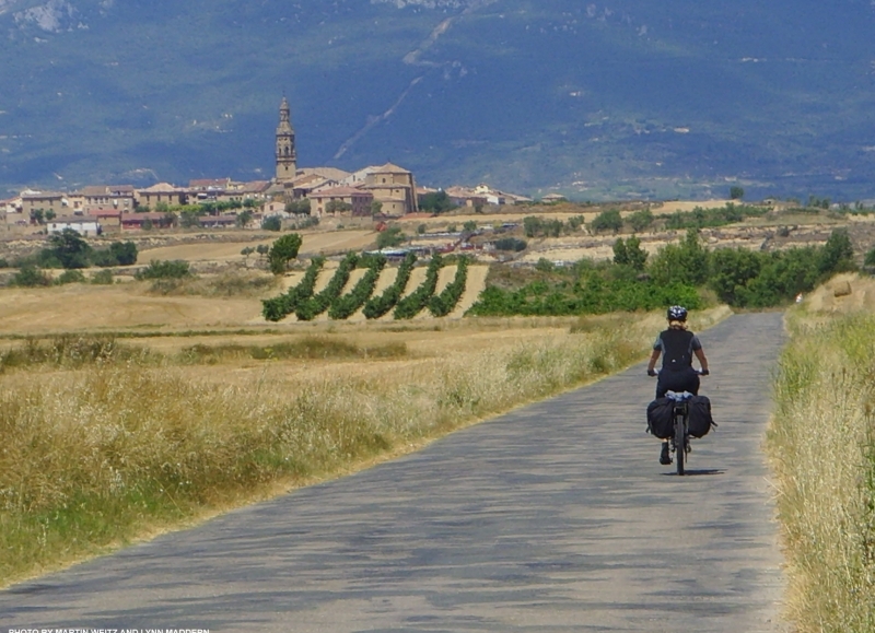 Rouler sur des petites routes sécondaires à travers la campagne