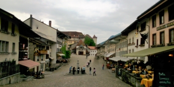 Au cours de ce voyage à vélo, vous passerez une nuit dans le village médiéval de Gruyères