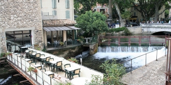 Explorer Fontaine de Vaucluse vers la fin de ce séjour à vélo autoguidé