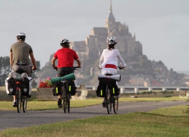 Rouler sur des routes secondaires jusqu\'au Mont Saint Michel pendant ce voyage à vélo