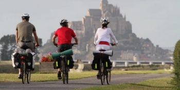 Rouler sur des routes secondaires jusqu'au Mont Saint Michel pendant ce voyage à vélo