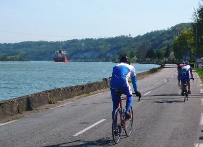 Ride at your own pace between Geneva and Lyon, on the traffic-free bike route: Via Rhona Ride at your own pace between Geneva and Lyon, on the traffic-free bike route: Via Rhona