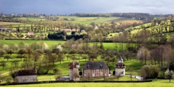 Cet itinéraire en Normandie traverse des terrains agricoles célèbres pour le cidre et fromage