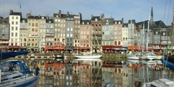 Le petit port d'Honfleur est sur ce chemin entre Bayeux et Rouen