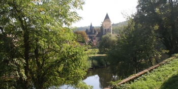 Rouler au bord de la Dordogne pendant ce voyage à vélo