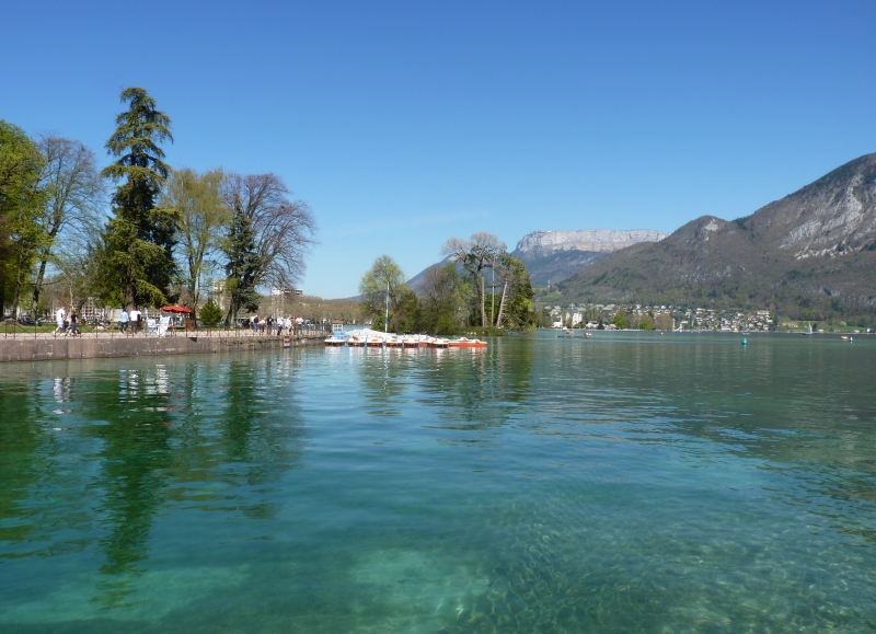 Ce tour à vélo fait étape à Annecy où  l\'hébergement se situe à proximité du lac. 