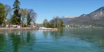 Ce tour à vélo fait étape à Annecy où  l'hébergement se situe à proximité du lac. 