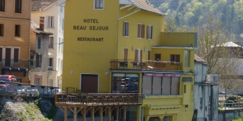 La première étape de ce voyage à vélo est Genève - Seyssel.  A Seyssel, l'hôtel se situe au bord du Rhône. 