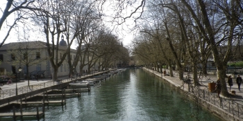 L'hôtel à Annecy se situe à proximité du lac d'Annecy et de ses canaux. 