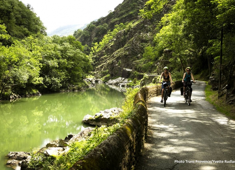 Rouler sur des routes sécondaires à travers la campagne pendant ce voyage à vélo