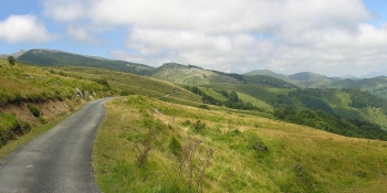 Grimper des collines pour profiter des vues inoubliables sur les Pyrenees