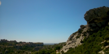 Notre Tour des Alpilles commence et se termine à Avignon et traverse les Alpilles 