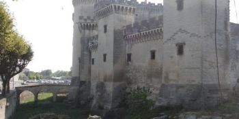 Visiter Le château de Tarascon pendant votre séjour à vélo