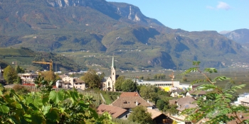 En suivant l'itinéraire, grimper des cols pour profiter des vues inoubliables sur les Dolomites