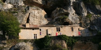 Une maison construite dans la falaise 