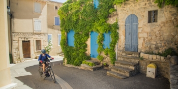 A vélo, découvrez les petits villages du Luberon