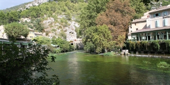 Pendant ce voyage à vélo, vous ferez étape à Fontaine de Vaucluse.