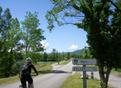 Ride at your own pace between Geneva and Lyon, on the traffic-free bike route: Via Rhona