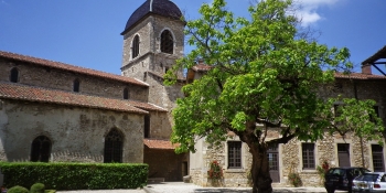 Une nuit du séjour à vélo ViaRhona se tient dans le village médiéval de Pèrouges