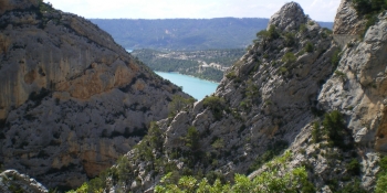 En suivant l'itinéraire, vous longerez le lac de Sainte Croix et les gorges du Verdon 