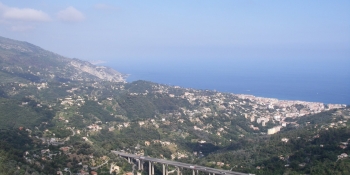 A l'approche de Vence, la route offre de magnifiques panoramas sur la mer Méditerranée. 