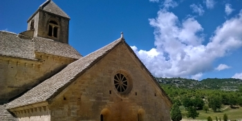 This cycling tour takes riders by the Abbaye de Sénanque in the village of Gordes. 