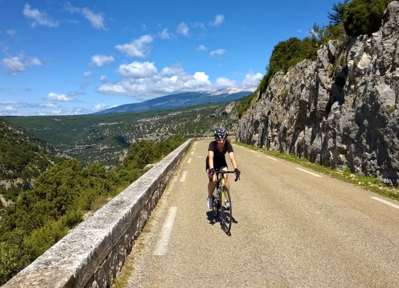 Plutôt que grimper le Mont-Ventoux, les cyclistes ont la possibilité de passer par les Gorges de la Nesque pour rallier Mazan à Sault. 