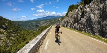 Plutôt que grimper le Mont-Ventoux, les cyclistes ont la possibilité de passer par les Gorges de la Nesque pour rallier Mazan à Sault. 