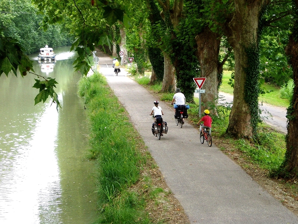 Cycle in Bordeaux along rivers on quiet paths