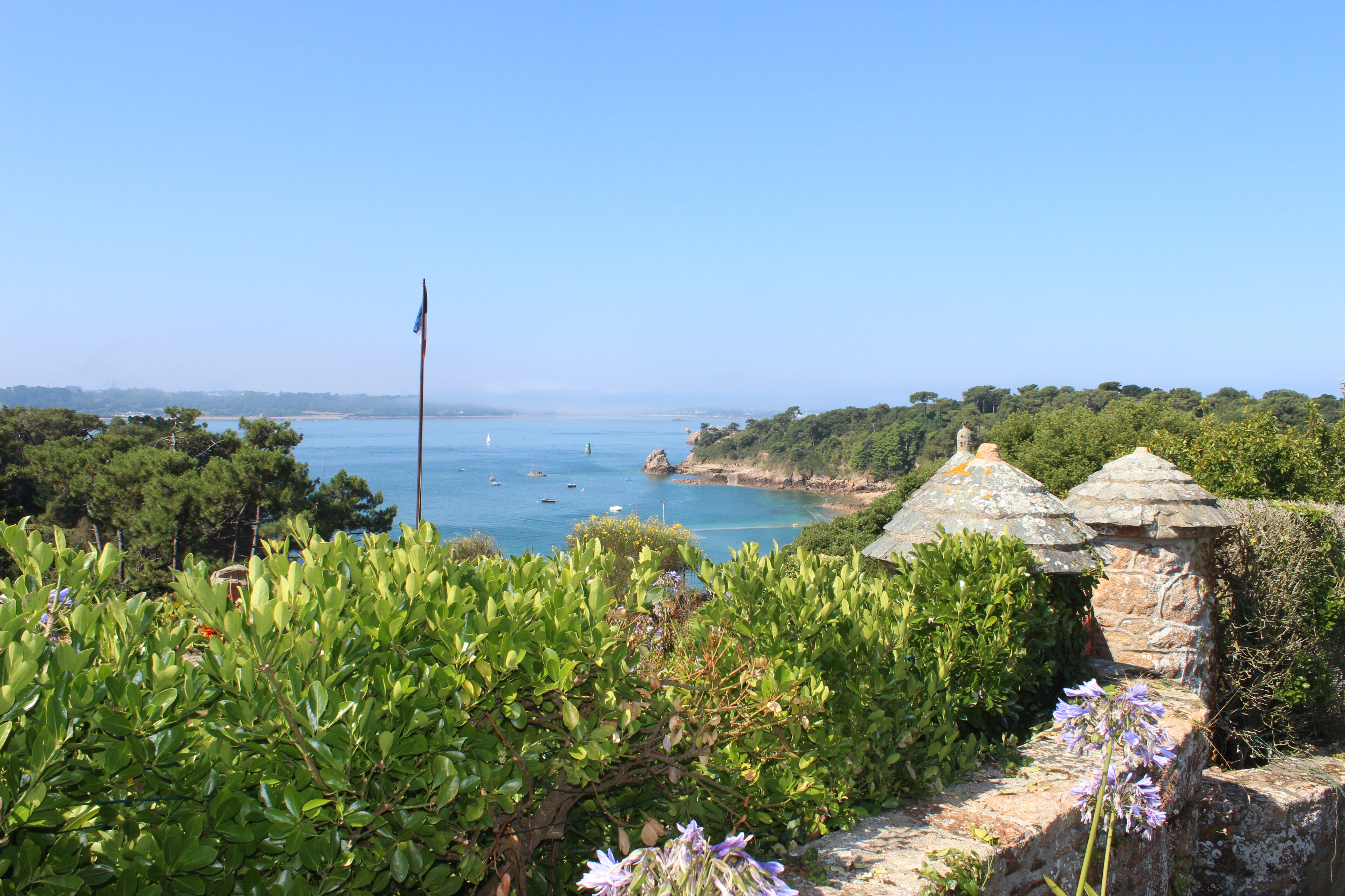 A vélo le long des côtes bretonnes, telles que la Côte d’Emeraude et la Côte de Granite Rose