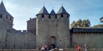 Votre destination est la charmante cité médiévale de Carcassonne