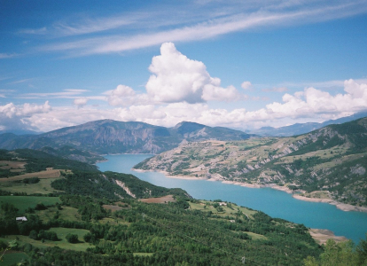 Au cours de ce séjour cyclosportif, vous longerez le magnifique lac de Serre-Ponçon. 