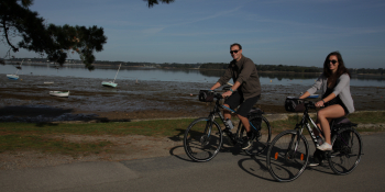 Roulez sur des petites routes tranquilles au bord du Golfe du Morbihan pendant ce voyage à vélo