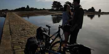 Altérner entre des îles sur des petits chemins pendant ce séjour à vélo