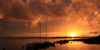 Un magnifique coucher de soleil depuis les Iles de Bretagne