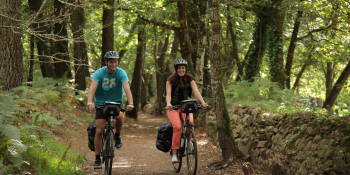 Pédaler sur des chemins sécondaires à travers la campagne