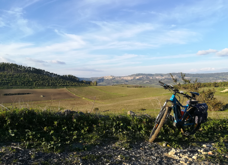 Rouler à vélo dans la campagne autour de Vizzini 
