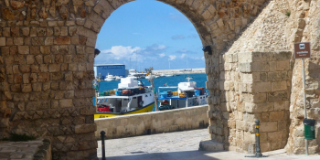 L'eau cristalline de la mer Méditerranée depuis Gallipoli