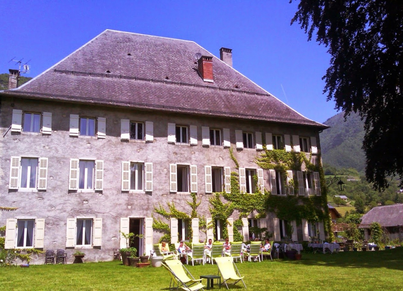 Au cours de ce voyage en gravel bike, vous passerez une nuit au Chateau des Allues, à Saint-Pierre d:Albigny. 