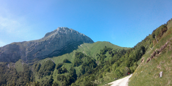 Vous pédalerez sur des chemins de montagne parfaits pour la pratique du gravel bike. 