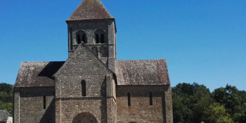 Votre itinéraire à vélo aménera à Domfront où se trouve l'église 