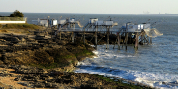 Carrelets de pecheurs au bord de la Velodyssee