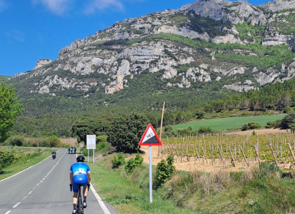 Rouler sur des routes sécondaires à travers la campagne pendant ce voyage à vélo